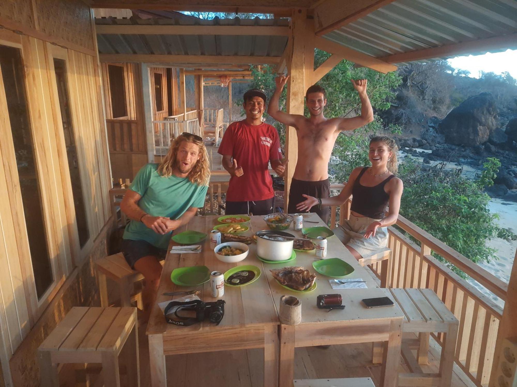 Boneputeh Homestay Taliwang Exterior foto